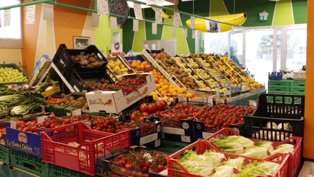 Foto del negozio "Ale Frutta", il punto vendita di Ale Fresh MArket, si vedono cassette di frutta e verdura appoggiate sui bancali