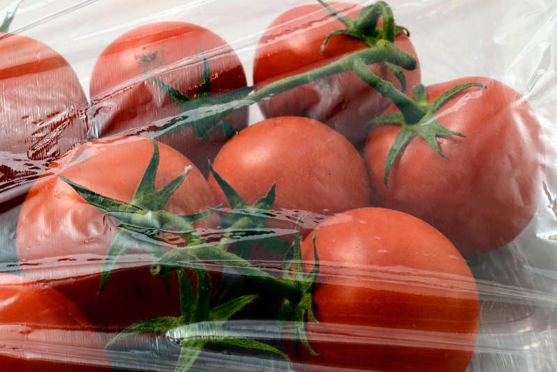 plastica che avvolge dei pomodorini